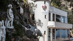 A building with a pizzeria, restaurant, and wine bar. - Locanda Del Drago (Monreale)