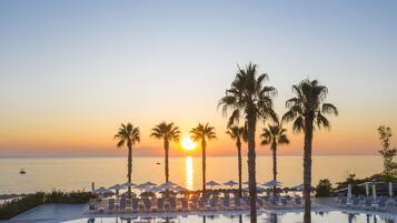 Außenpool, Infinity-Pool, Sonnenschirme, Liegestühle