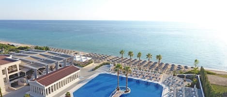 Una piscina al aire libre, una piscina infinita, sombrillas