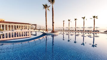 Piscina a l'aire lliure, piscina de vora infinita, para-sols i gandules