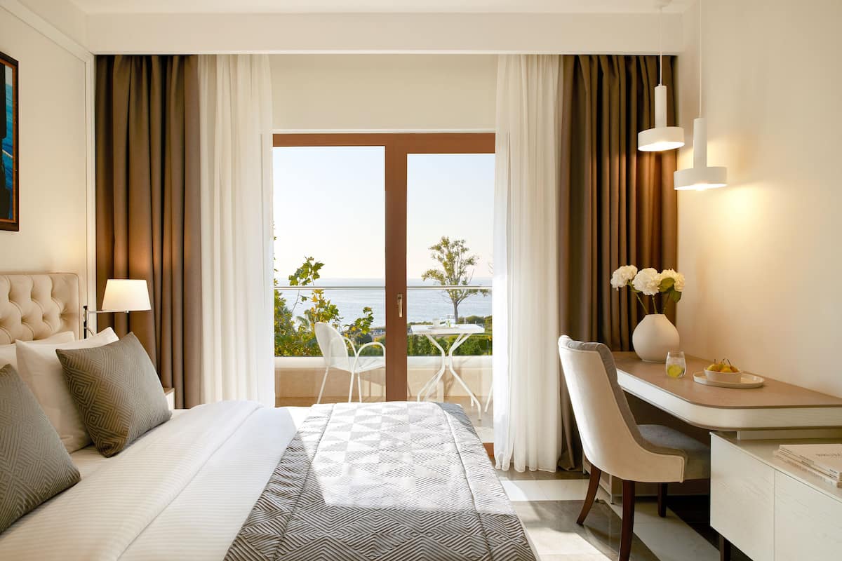 Deluxe Double Room, Sea View | 1 bedroom, free minibar, in-room safe, soundproofing