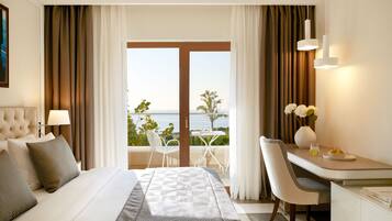 Habitación doble Deluxe, vista al mar | Artículos del minibar gratis y caja de seguridad en la habitación
