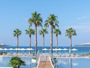 Kolam renang outdoor dan sebuah infinity pool