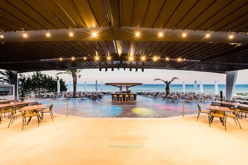 2 bars/lounges, een poolbar, een strandbar