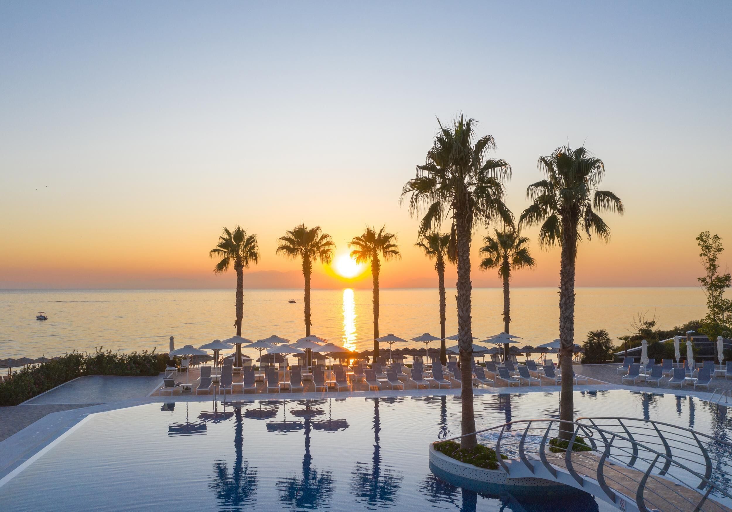Een buitenzwembad, een infinitypool en parasols bij het zwembad