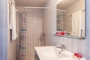 Appartement | Salle de bain | Douche, séchoir à cheveux, serviettes fournies
