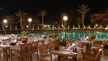 3 restaurants; breakfast, lunch and dinner served