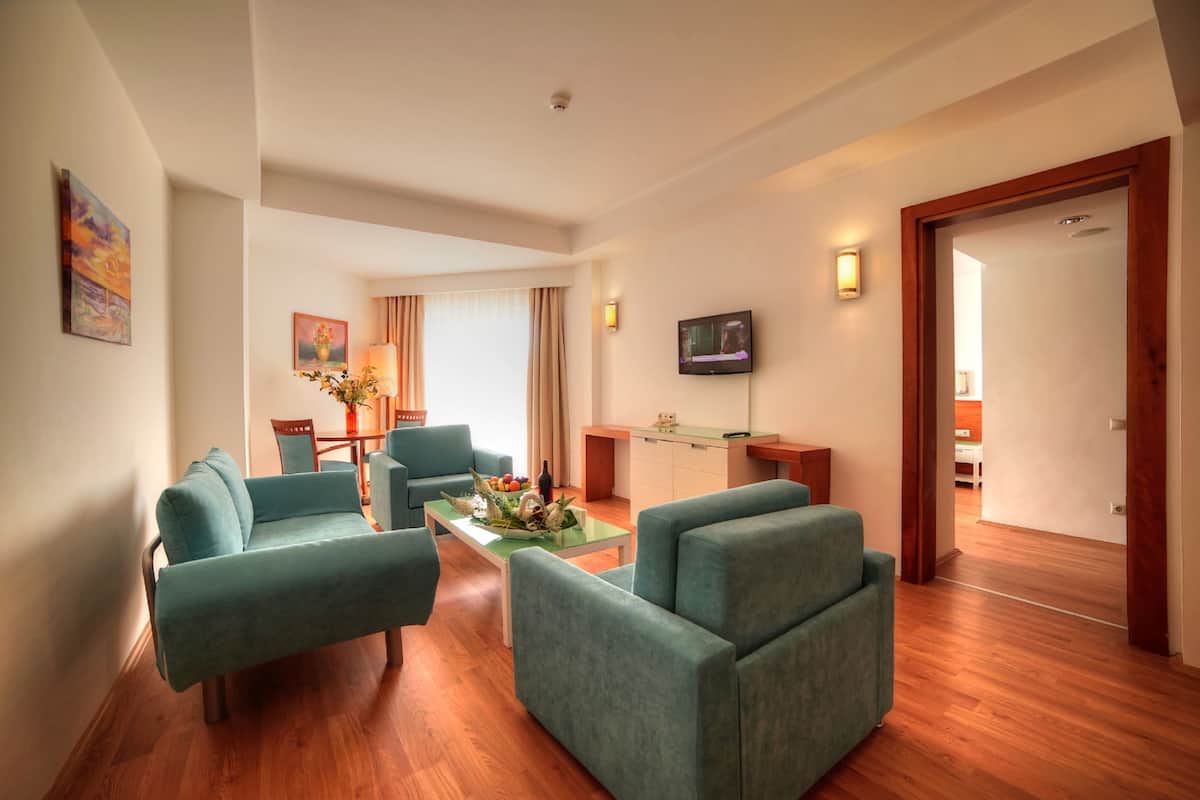 Family Room | Living room | 32-inch LCD TV with satellite channels, TV