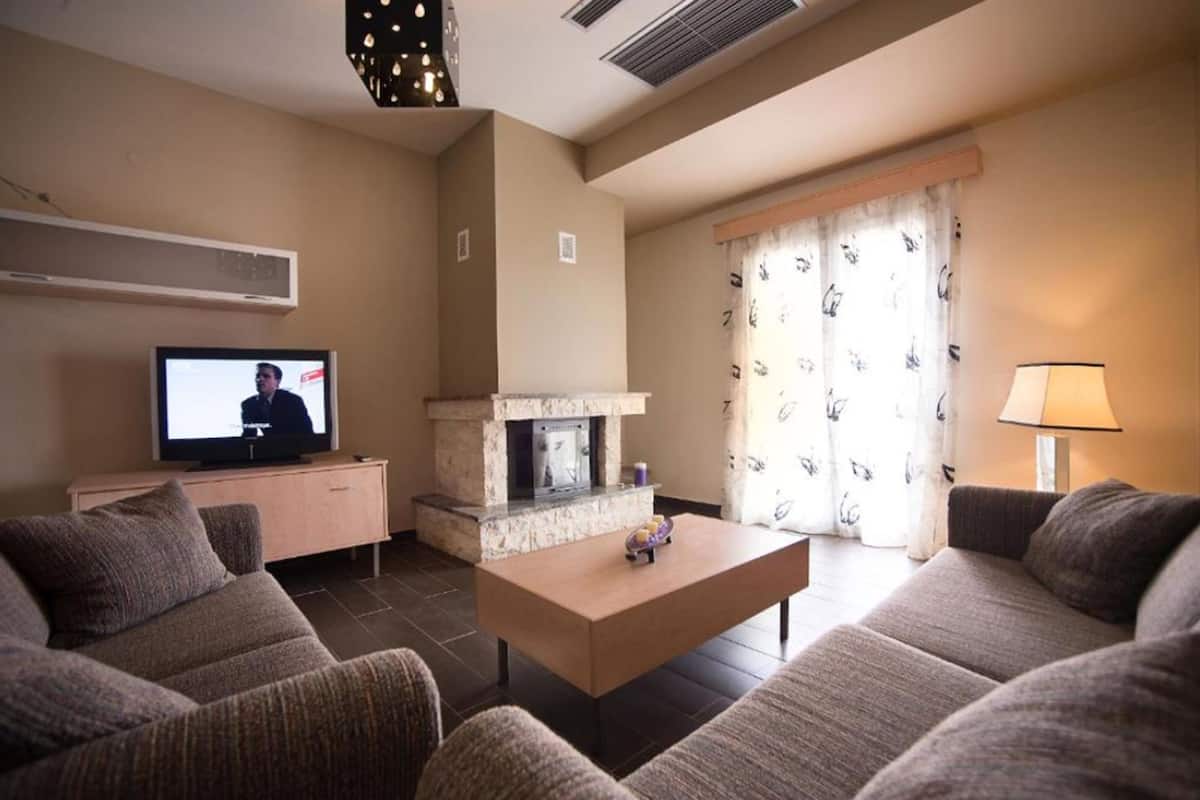Senior Suite, Sea View | 1 bedroom, in-room safe, desk, laptop workspace