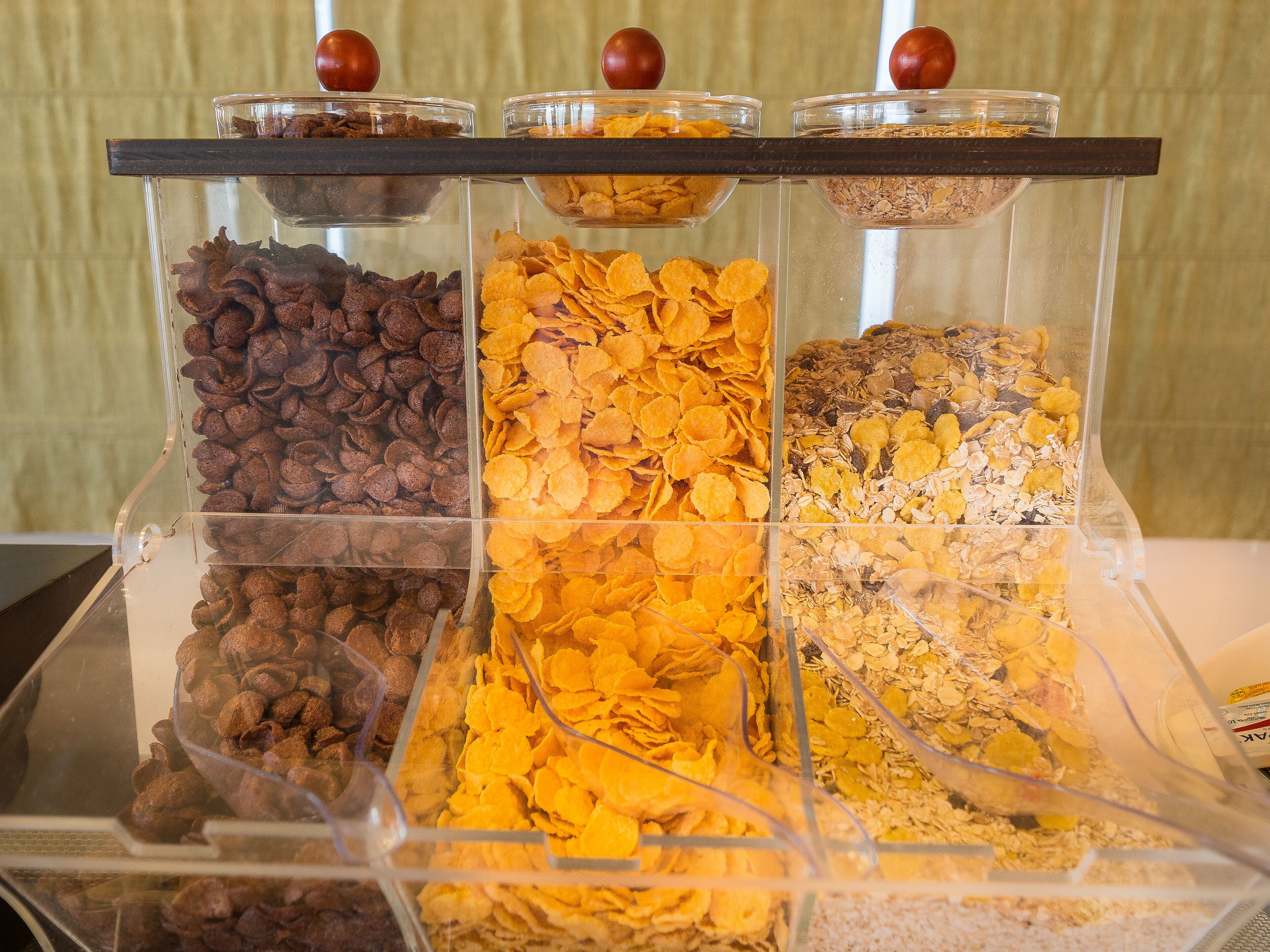 Een etalage met verschillende snacks in doorzichtige bakken.