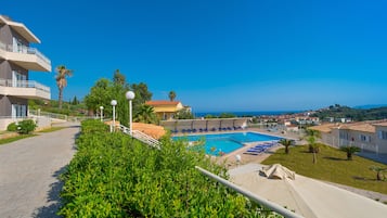 2 piscines extérieures, parasols de plage, chaises longues