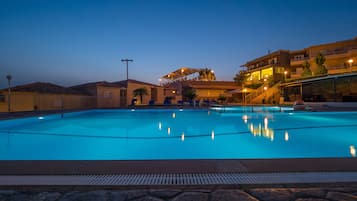 2 piscines extérieures, parasols de plage, chaises longues