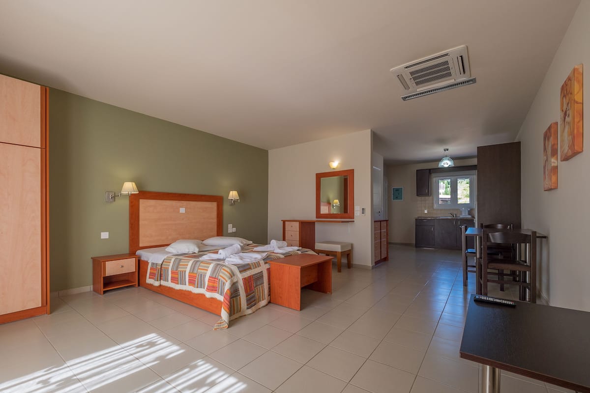 Studio, Garden View | 1 bedroom, in-room safe, desk, laptop workspace
