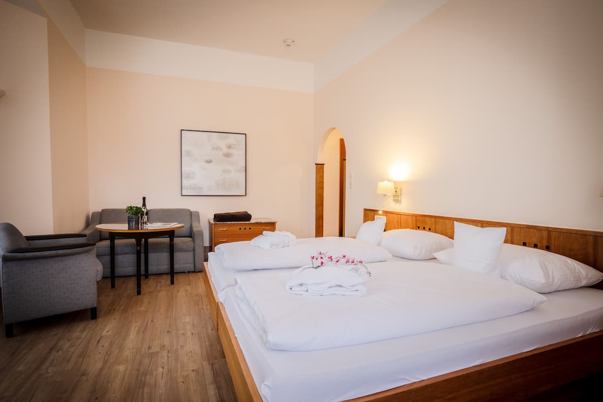 Habitación Confort con 2 camas individuales | 1 dormitorio, ropa de cama de alta calidad, minibar y caja fuerte