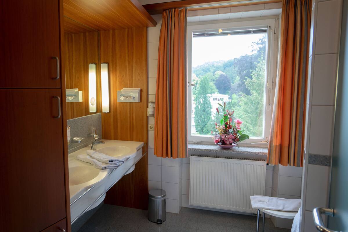 grand studio suite | bathroom | shower, free toiletries, hair dryer, bathrobes