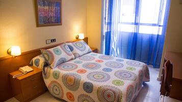 Kamer, 1 twee- of 2 eenpersoonsbedden | Een minibar, een kluis op de kamer, een bureau, verduisterende gordijnen