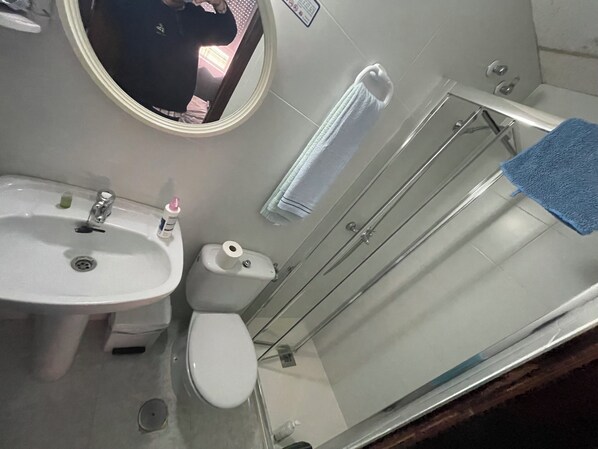 Rainfall showerhead, free toiletries, hair dryer, towels