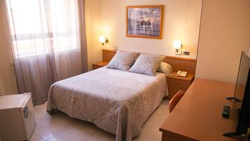 Habitació doble o amb dos llits individuals | Minibar, caixa forta a l'habitació, escriptori i cortines opaques