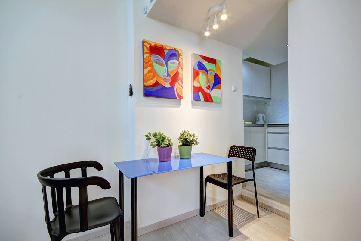 Studio | Living area | Flat-screen TV