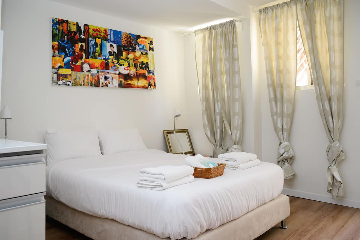 Budget Studio with Terrace | Desk, iron/ironing board, cribs (surcharge), WiFi (free)