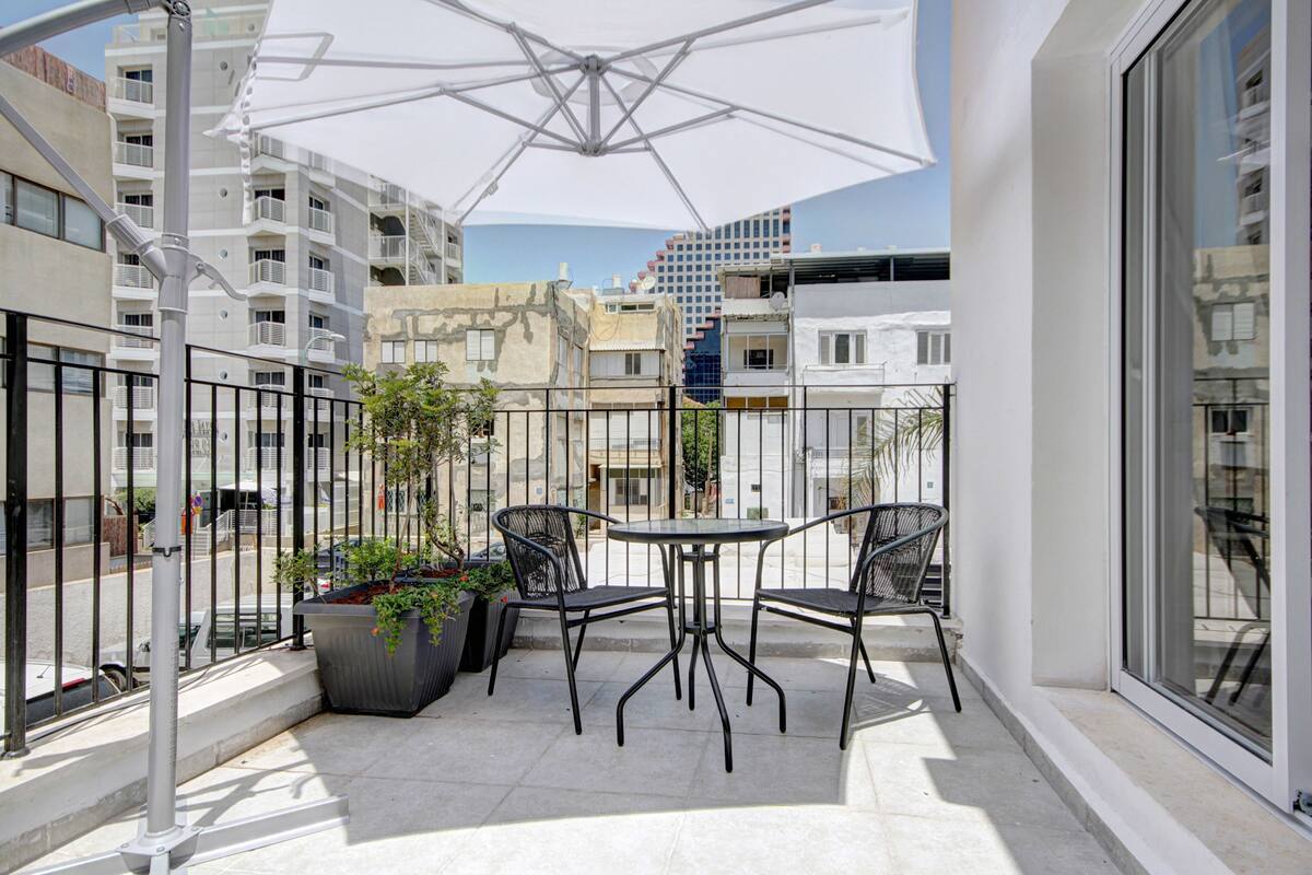Studio with Balcony | Balcony