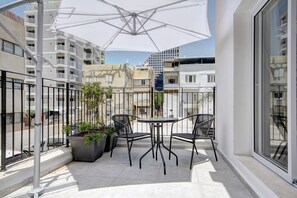 Studio with Balcony | Balcony - Geula Beach (Tel Aviv)