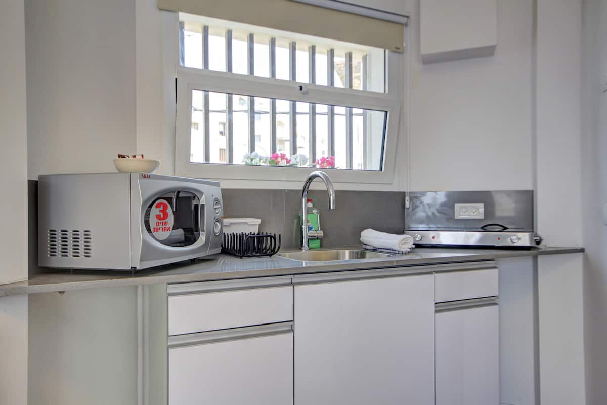 Studio with Sea View | Cocineta privada | Refrigerador, microondas, parrilla de estufa y cafetera y tetera