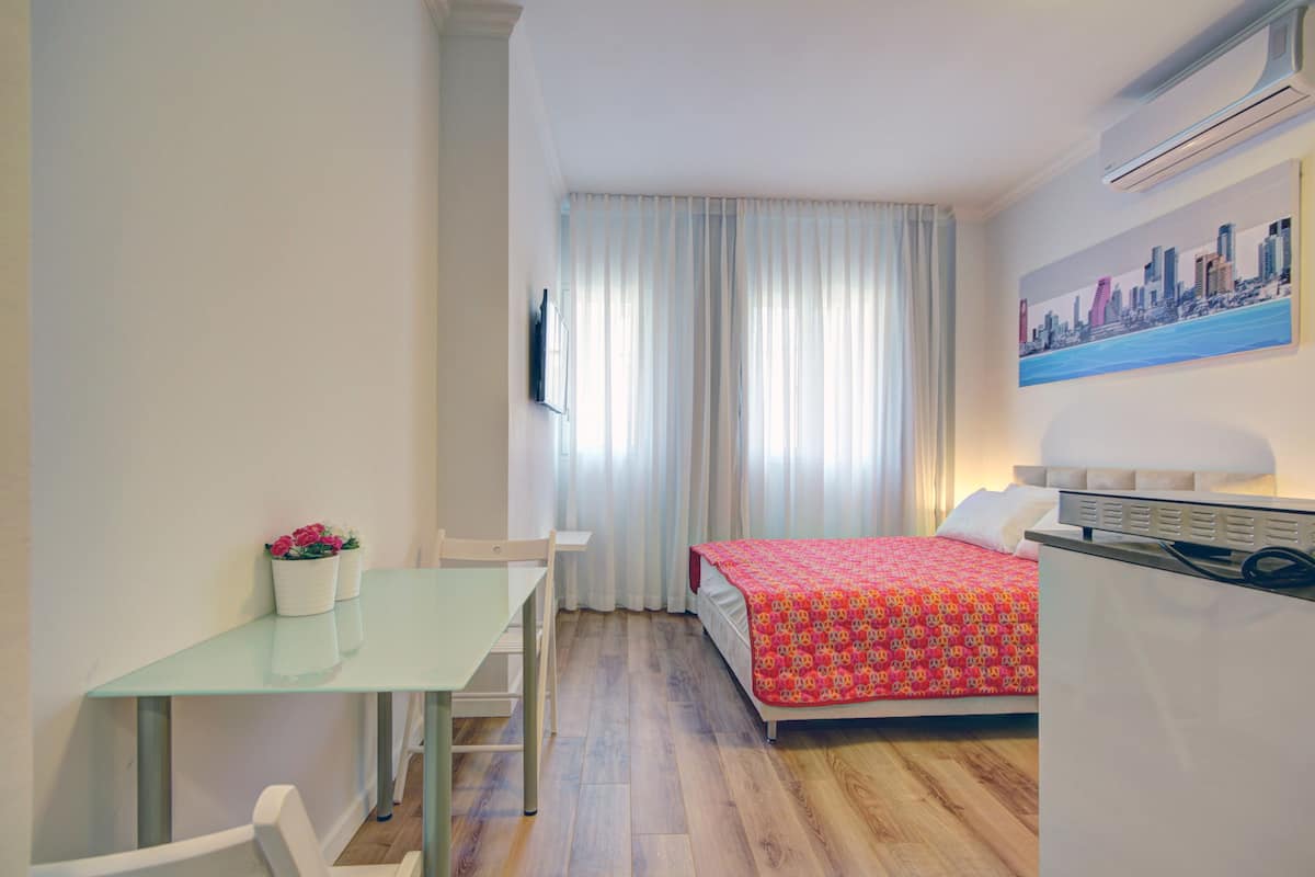 Studio 1st Floor | Escritorio, tabla de planchar con plancha, cunas y camas extra