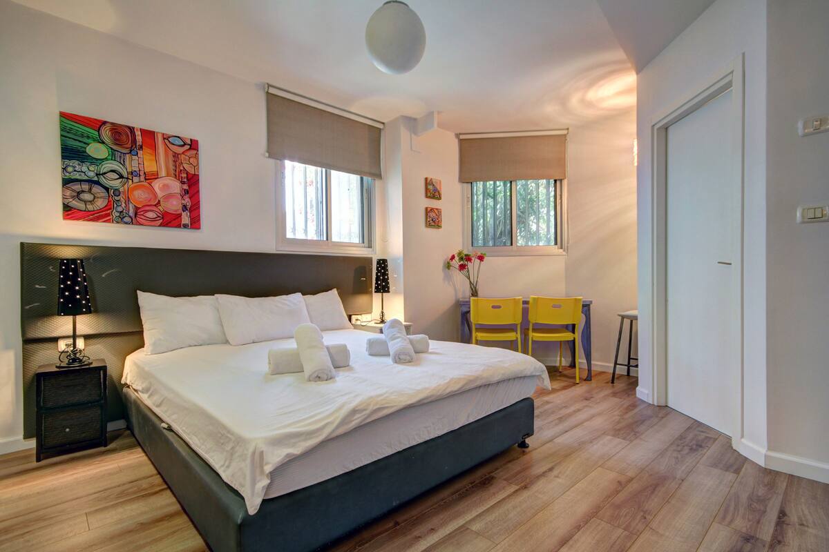 Studio Ground Floor | Desk, iron/ironing board, cribs (surcharge), rollaway beds (surcharge)
