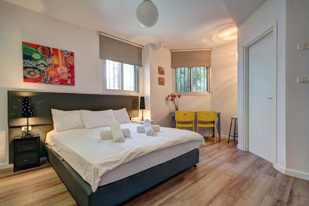 Studio Ground Floor | Escritorio, tabla de planchar con plancha, cunas y camas extra