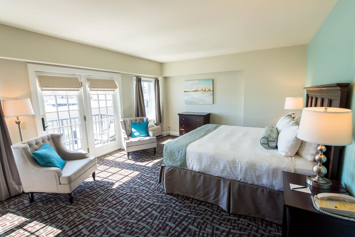 Meeting House Building, 1 King Bed with Fireplace | In-room safe, individually decorated, individually furnished, free WiFi
