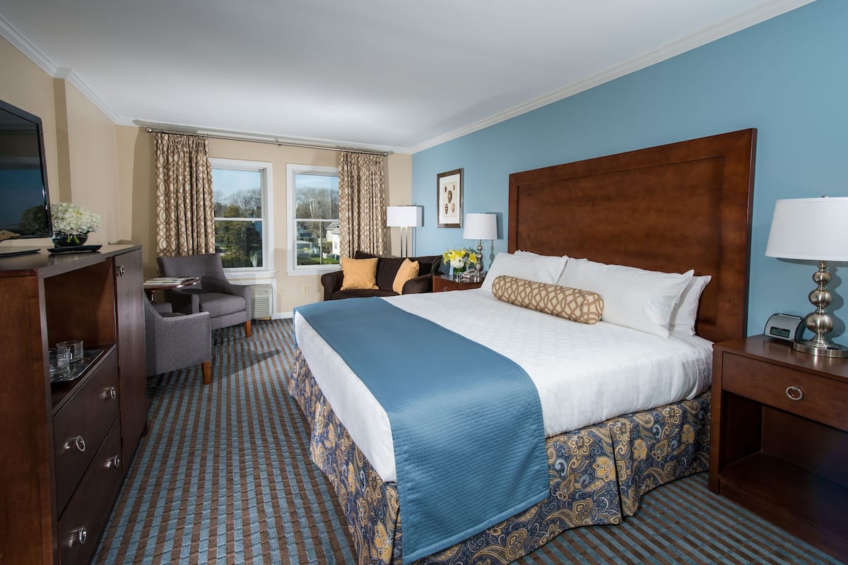 Main Building, Deluxe King | In-room safe, individually decorated, individually furnished, free WiFi