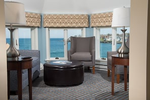 Main Bldg Deluxe King East Studio | Living area | 32-inch flat-screen TV with cable channels, TV - Union Bluff Hotel & Meeting House (York Beach)