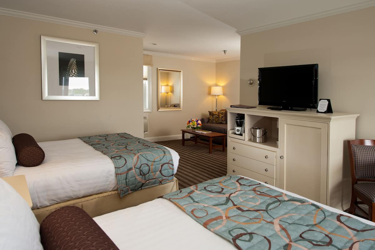 Surfside Motel, 2 Double Beds with Pullout | 客房內保險箱、免費無線上網、獨特裝潢、布置獨特