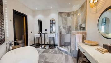 Set di cortesia gratuito, asciugacapelli, asciugamani, sapone