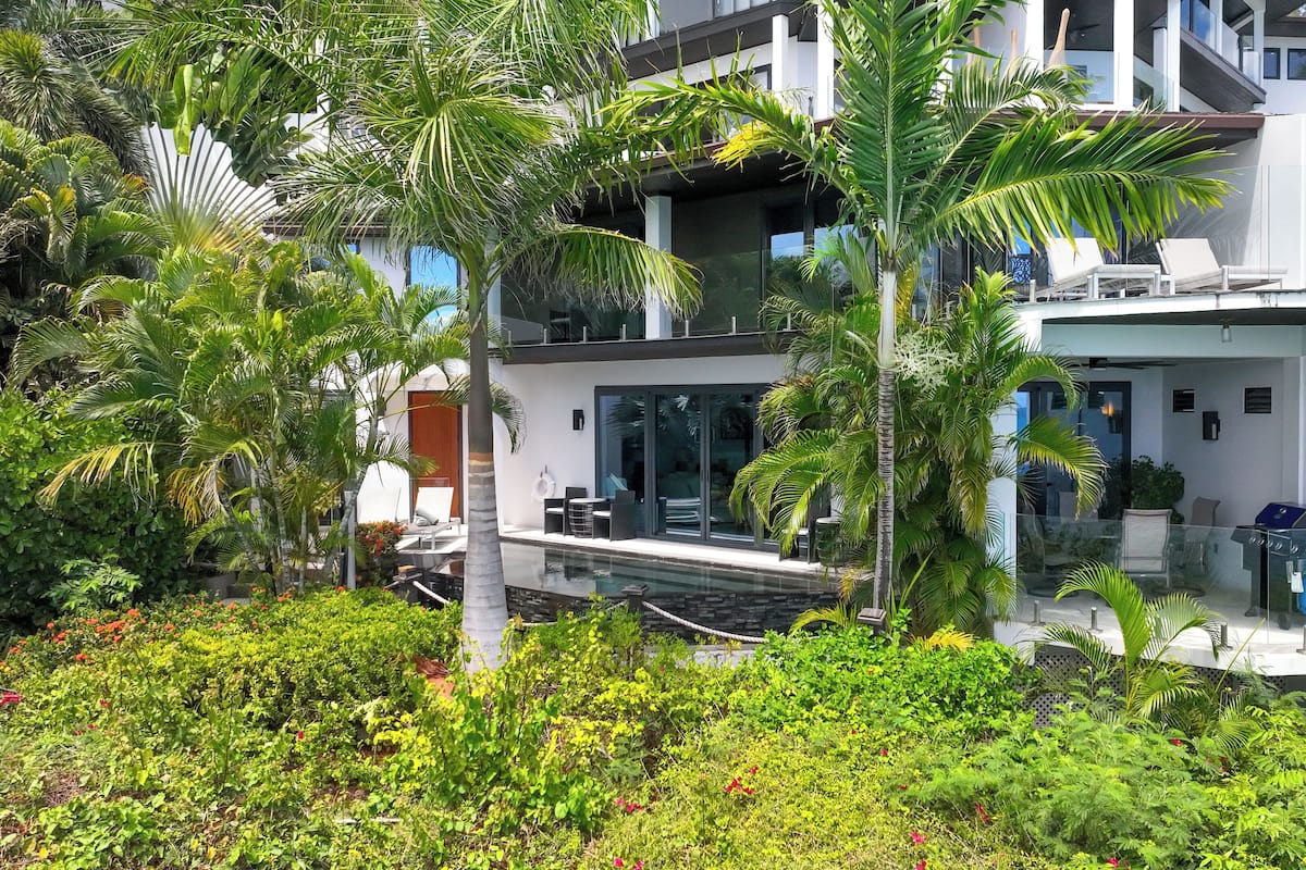 Room (Oasis) | 1 bedroom, in-room safe, desk, soundproofing