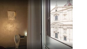 A room with a view of a building through a window. -  Gueshouse o Affitacamere Magenta Campo dei Fiori  (Rome)