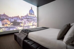 Exclusieve tweepersoonskamer, bad | Luxe beddengoed, een kluis op de kamer, een bureau, geluiddichte muren