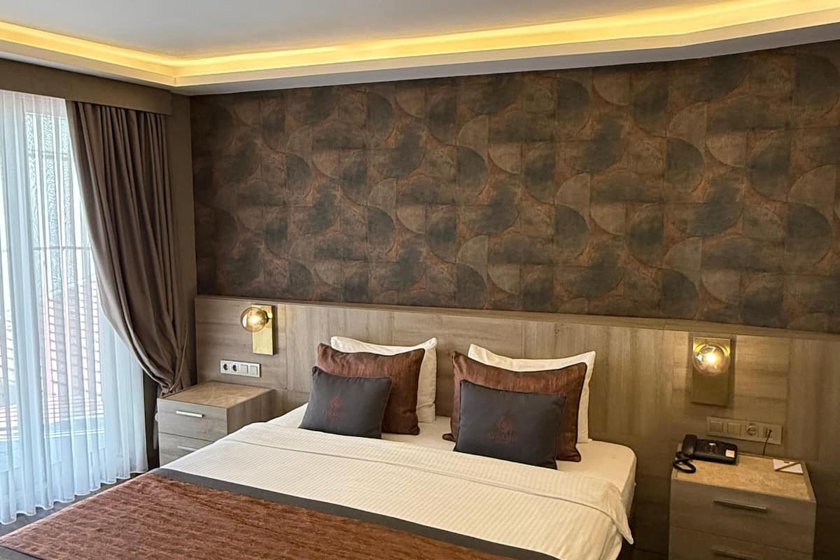 2 bedrooms, premium bedding, minibar, in-room safe