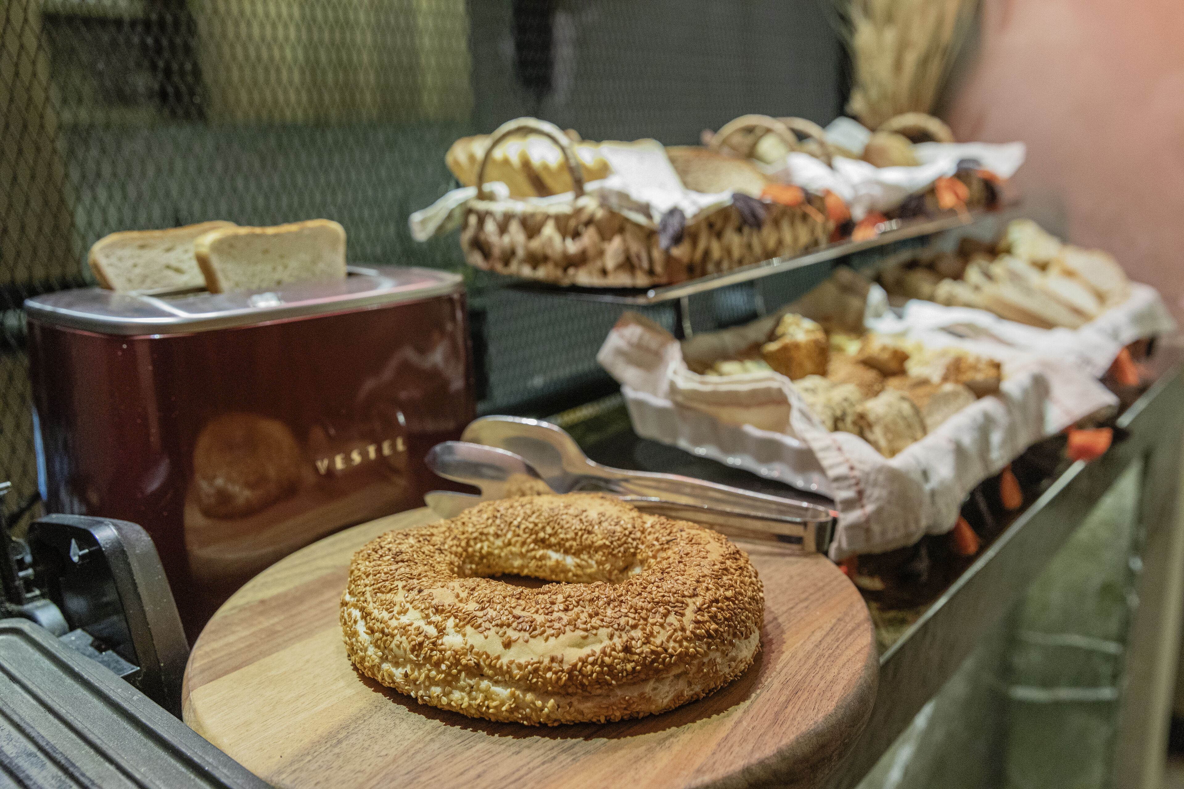 Un buffet de petit-déjeuner proposant un assortiment de viennoiseries et de pains.