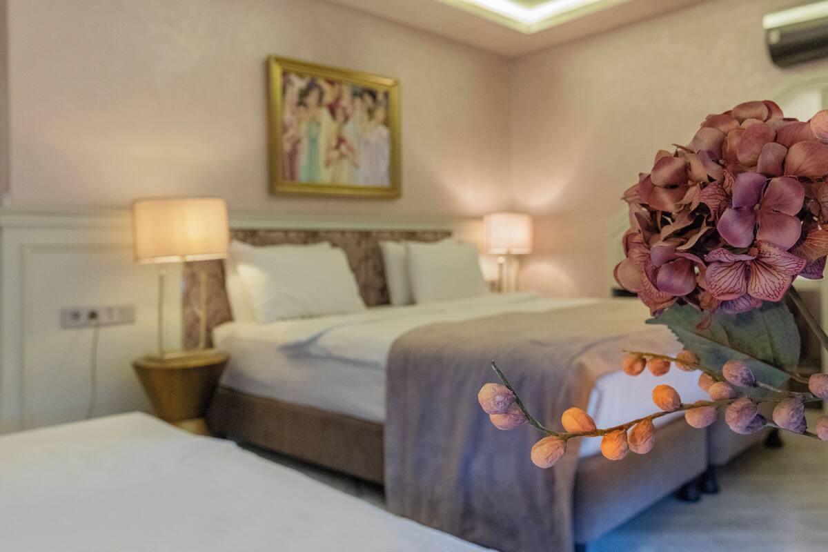 Deluxe Room with Sea View | Premium bedding, minibar, in-room safe, laptop workspace