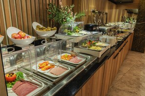 每日供應自助早餐 (費用另計)