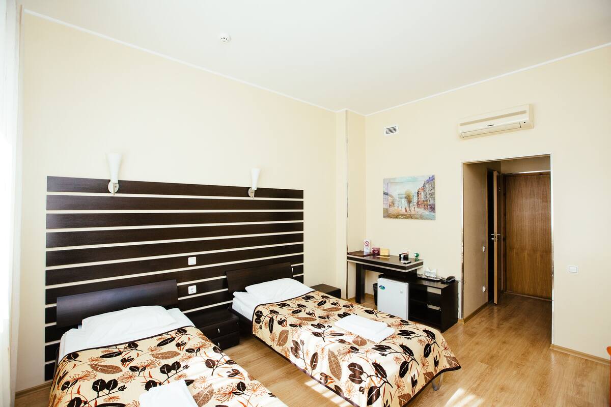 Superior kamer | Een kluis op de kamer, een bureau, een strijkplank/strijkijzer