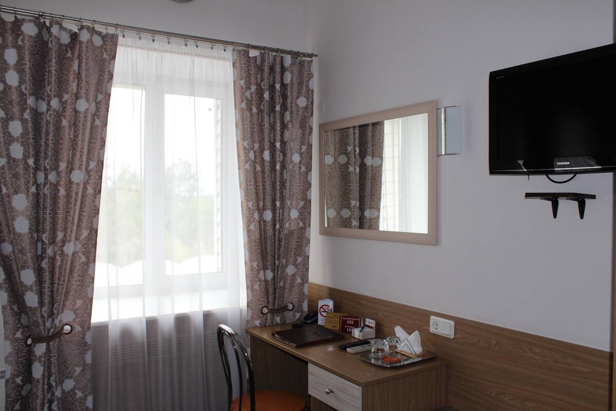 Een kluis op de kamer, een bureau, een strijkplank/strijkijzer