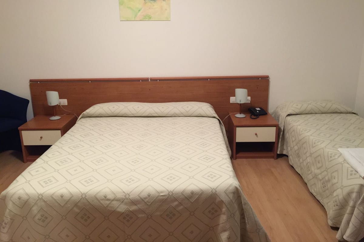Habitación triple, 1 habitación, vista a la montaña | Caja de seguridad en la habitación, escritorio y cunas gratuitas