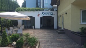 A hotel entrance with a sign reading "Hotel Ristorante Scarano". - Hotel Ristorante Scaranò (Levico Terme)