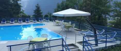 Outdoor pool, pool umbrellas, sun loungers