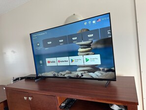 Camas con pillow-top, escritorio, tabla de planchar con plancha y cunas 