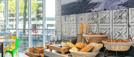 Frukostbuffé varje dag (EUR 13.90 per person)