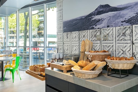Desayuno buffet diario (EUR 13.90 por persona)
